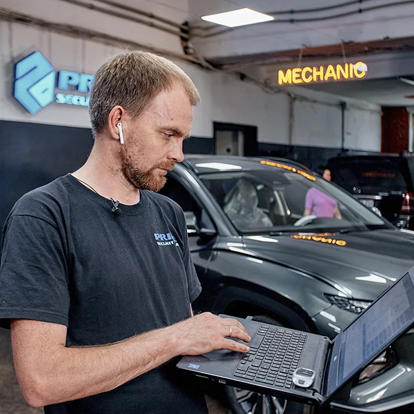 Специалист центра Prime Security Lab с ноутбуком