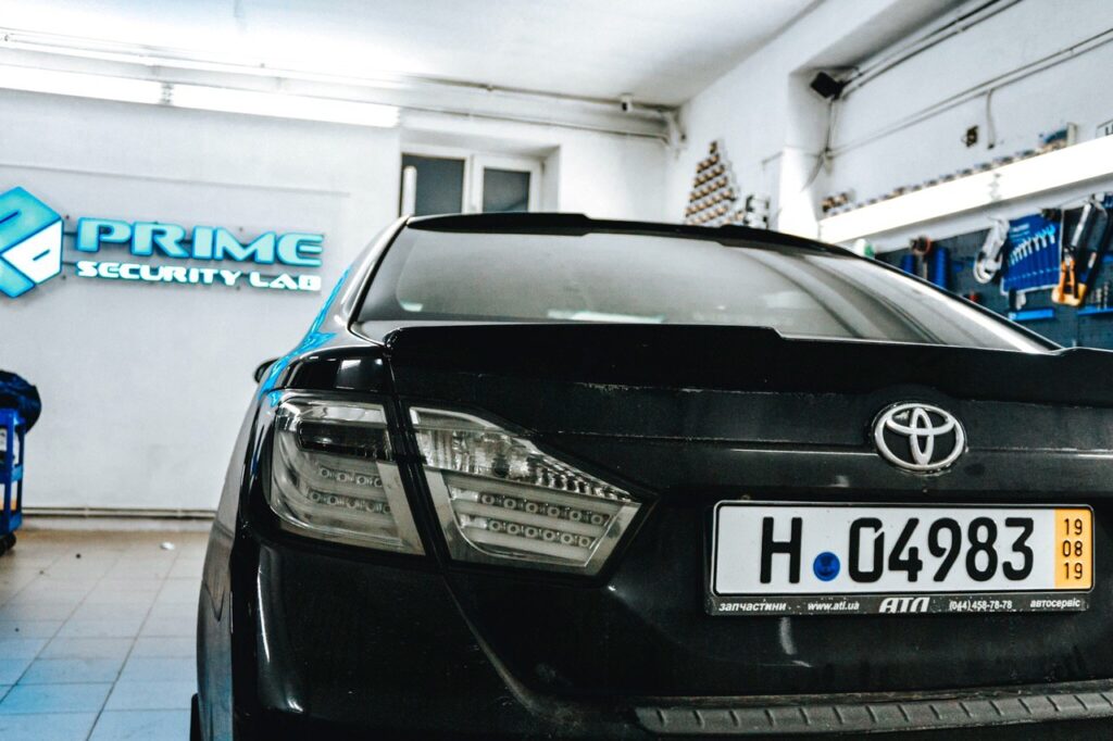 Современная защита от угона на Toyota Camry 50 |Установка Призрак 830 BT на Toyota Camry 50