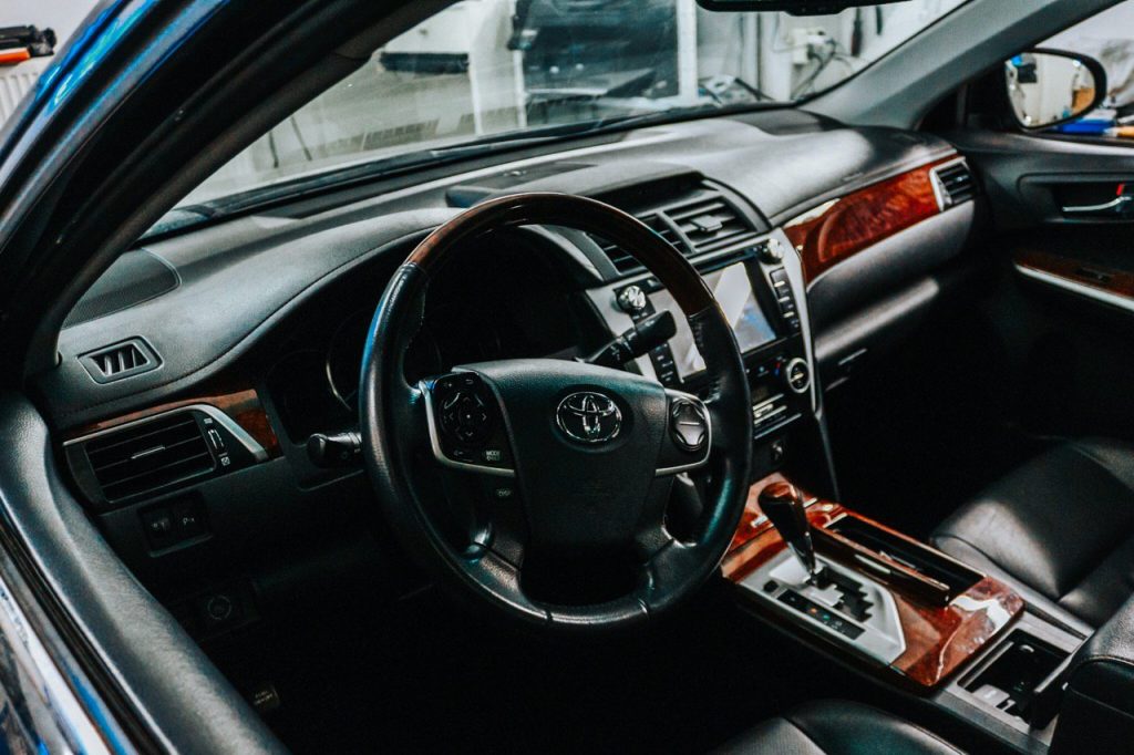 Современная защита от угона на Toyota Camry 50 |Установка Призрак 830 BT на Toyota Camry 50