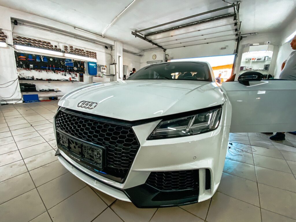 Защита от угона спорткара Audi TT | Установка сигнализации Призрак 830 BT на Audi TT