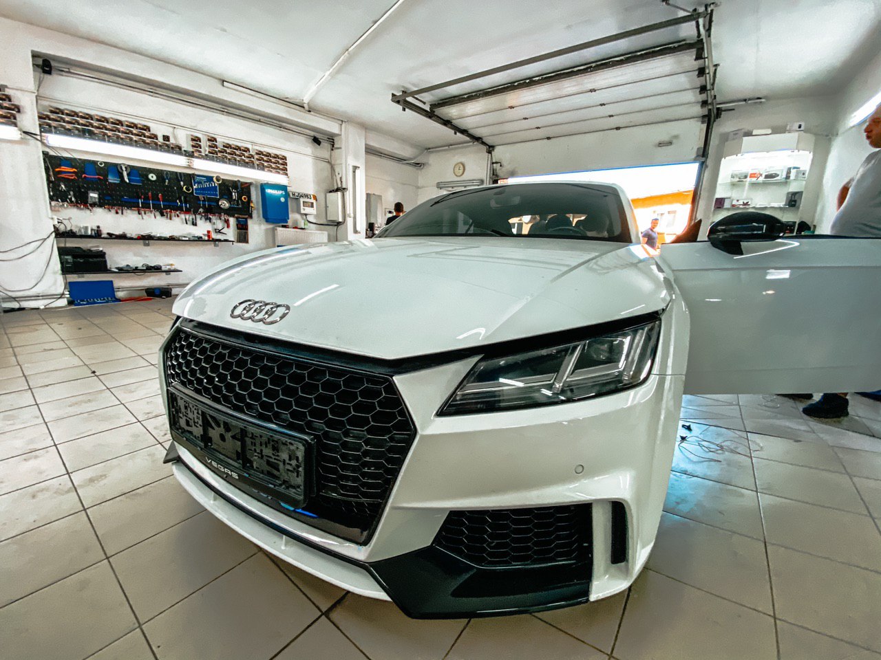 Защита от угона спорткара Audi TT | Установка сигнализации Призрак 830 BT на Audi TT