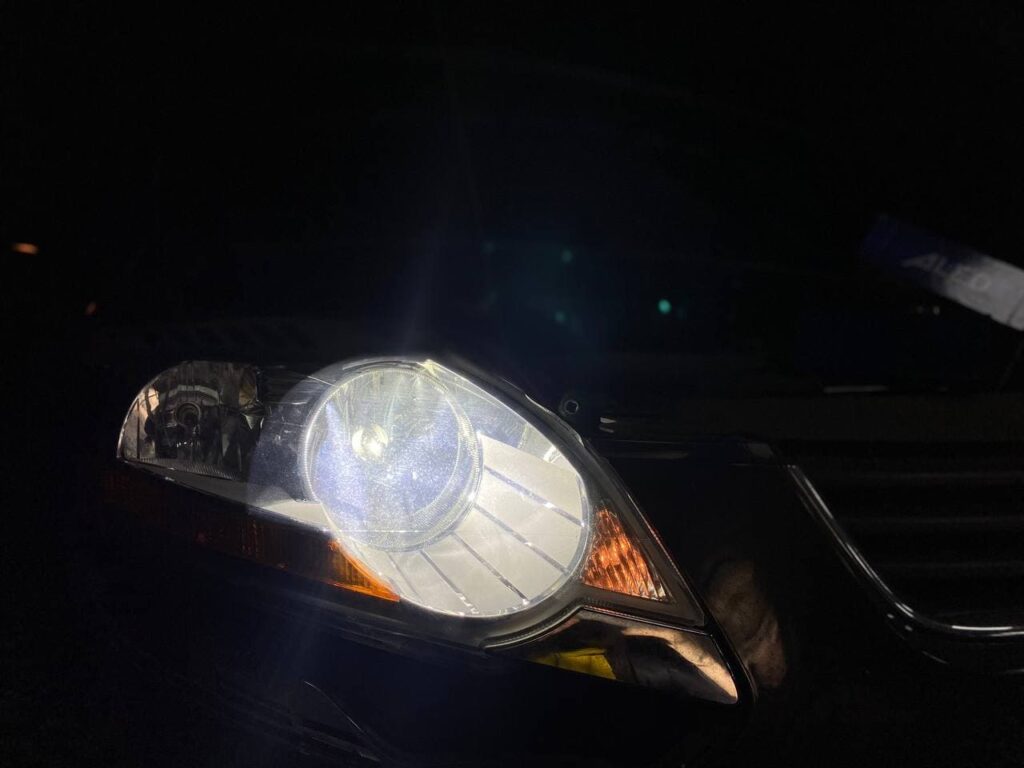 Установка LED ламп на передние фары Ford