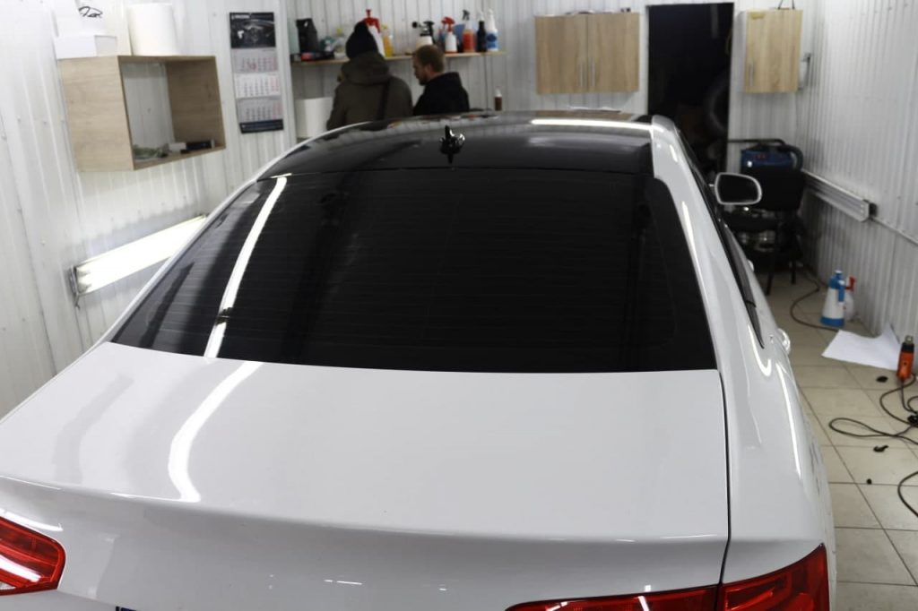 Оклейка пленкой Audi A4 | Оклеивание чёрной виниловой плёнкой крыши и зеркал Ауди А4