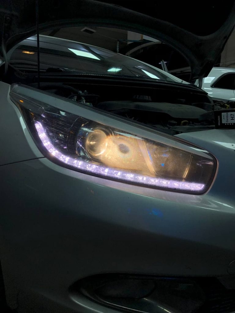 Замена света в передних фарах Kia Ceed
