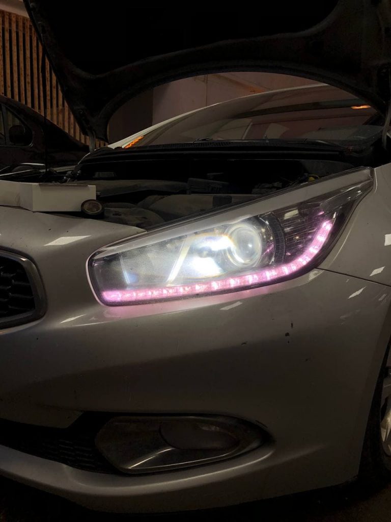 Замена света в передних фарах Kia Ceed