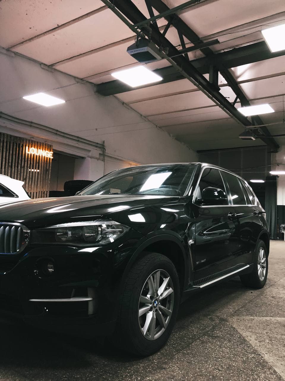 Установка доп. оборудования на BMW X5. Парктроники, головное утройство, камера заднего вида.