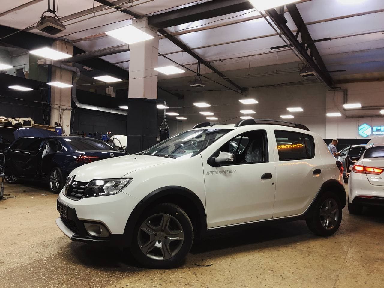 Комплексные работы на Renault Sandero: защита от угона и установка парковочной системы