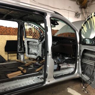 Комплексные работы с Mercedes-Benz Viano: защита от угона, шумоизоляция, покрытие бронеплёнкой.