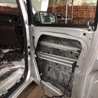 Комплексные работы с Mercedes-Benz Viano: защита от угона, шумоизоляция, покрытие бронеплёнкой.