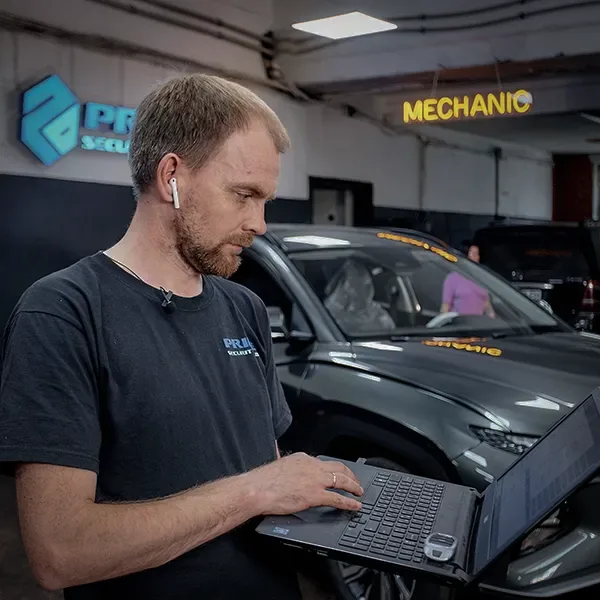 Специалист центра Prime Security Lab с ноутбуком